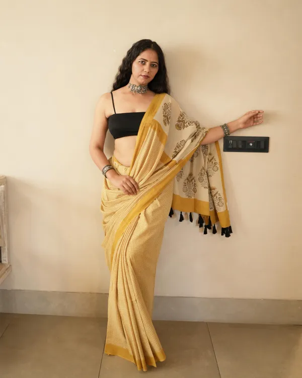 Mustard_Cotton_Checks_Printed_Mul_Saree_With_Tassels_For_Women
